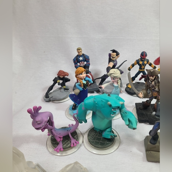 Large Disney Infinity Disney 22 Figures and 6 crystals lot - Picture 2 of 11